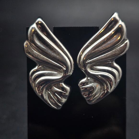 Silver Tone Rippled Ribbon Earrings Pierced Vintage Costume Jewelry - Picture 5 of 9